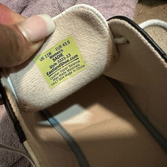 Eastland Women's Sadie Saddle Oxford Shoe - Black/White 11W - Picture 6 of 7